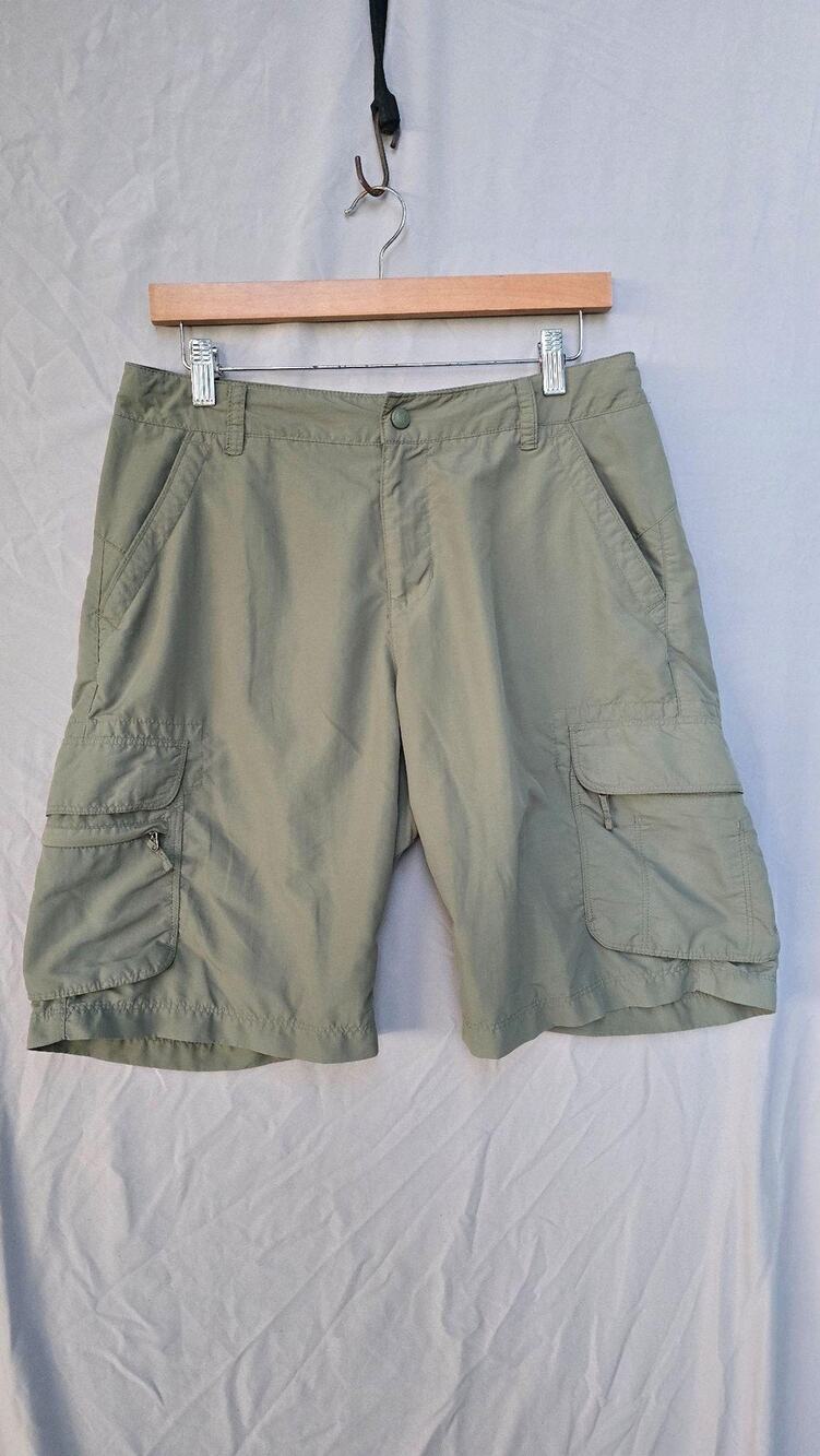 REI Shorts Womens 8 Green Cargo Nylon Hiking Travel Outdoor Pockets *hole